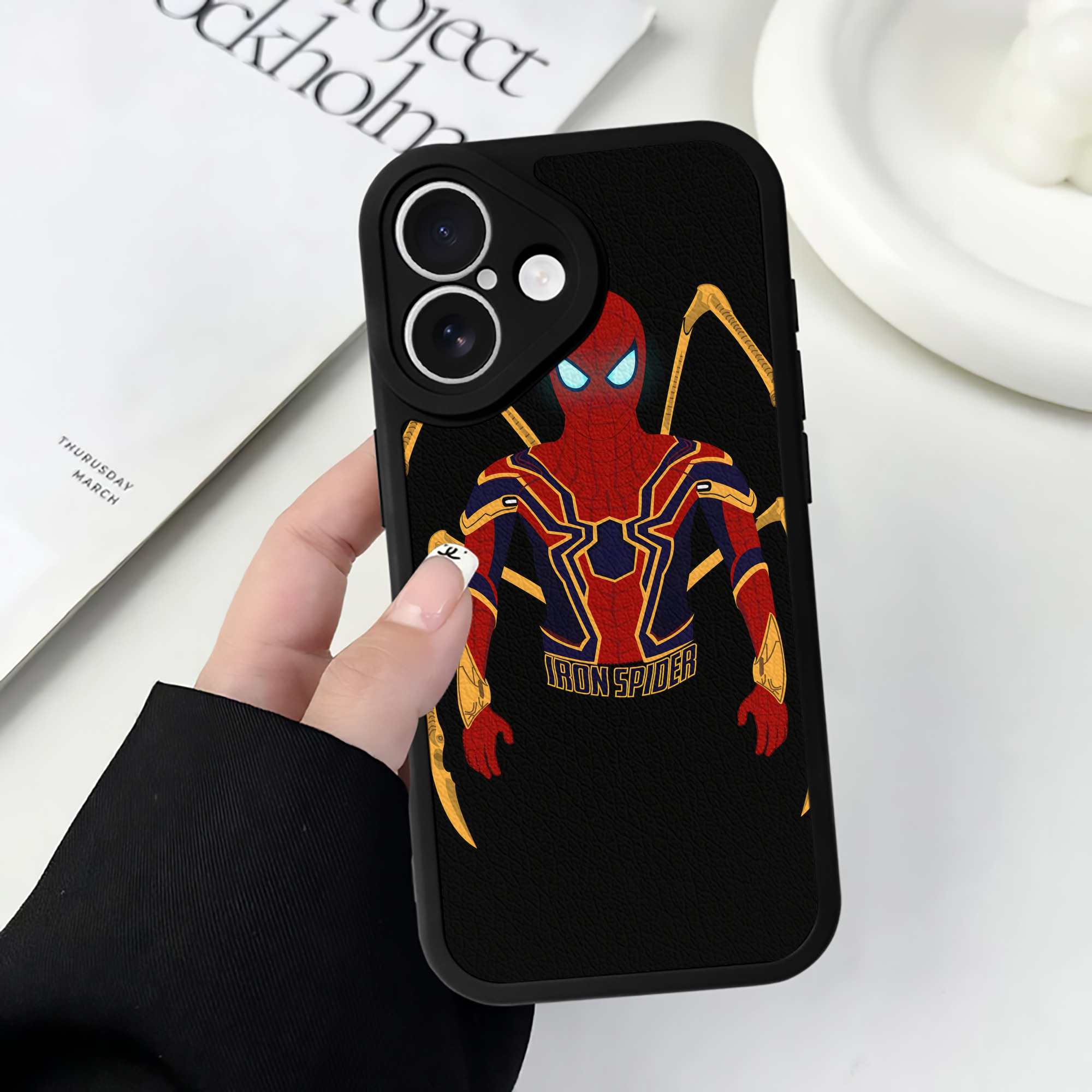 （画像用） アベンジャーズ The Avengers 【iPhone 16シリーズ対応】シリコンスマホケース（レザー調） 材質：シリコン